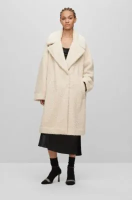 Abrigo de peluche oversize fit con etiqueta con logo en la espalda