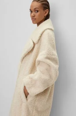 Abrigo de peluche oversize fit con etiqueta con logo en la espalda