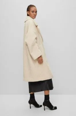 Abrigo de peluche oversize fit con etiqueta con logo en la espalda