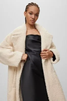 Abrigo de peluche oversize fit con etiqueta con logo en la espalda