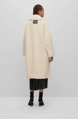 Abrigo de peluche oversize fit con etiqueta con logo en la espalda
