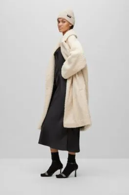 Abrigo de peluche oversize fit con etiqueta con logo en la espalda