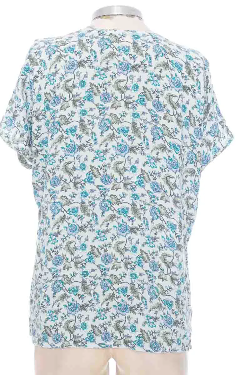 BLUSA COLOR AZUL  CLOSEANDO
