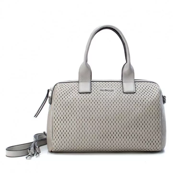 bolsos Refresh color hielo con detallesde agujeros y dos asas