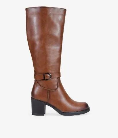 Botas altas marrones con tacón y hebilla