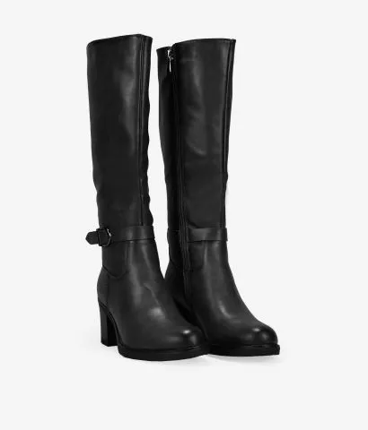Botas altas marrones con tacón y hebilla