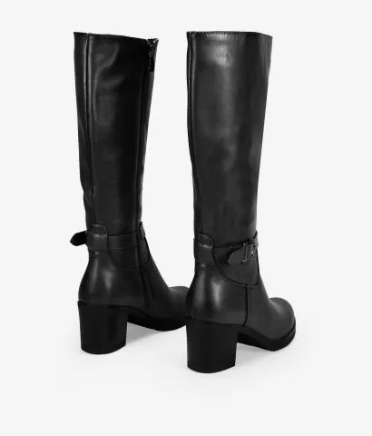 Botas altas marrones con tacón y hebilla
