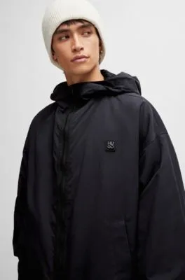 Chaqueta cortavientos repelente al agua con capucha e insignia de logo de temporada