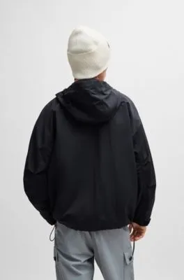 Chaqueta cortavientos repelente al agua con capucha e insignia de logo de temporada