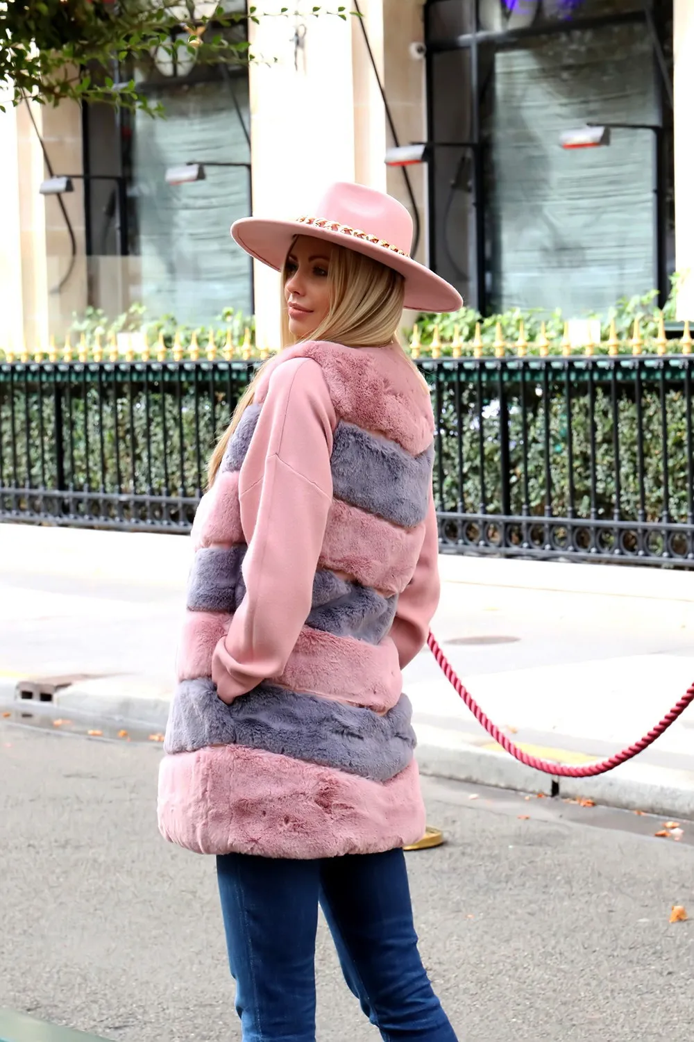 Chaqueta sin mangas gris y rosa
