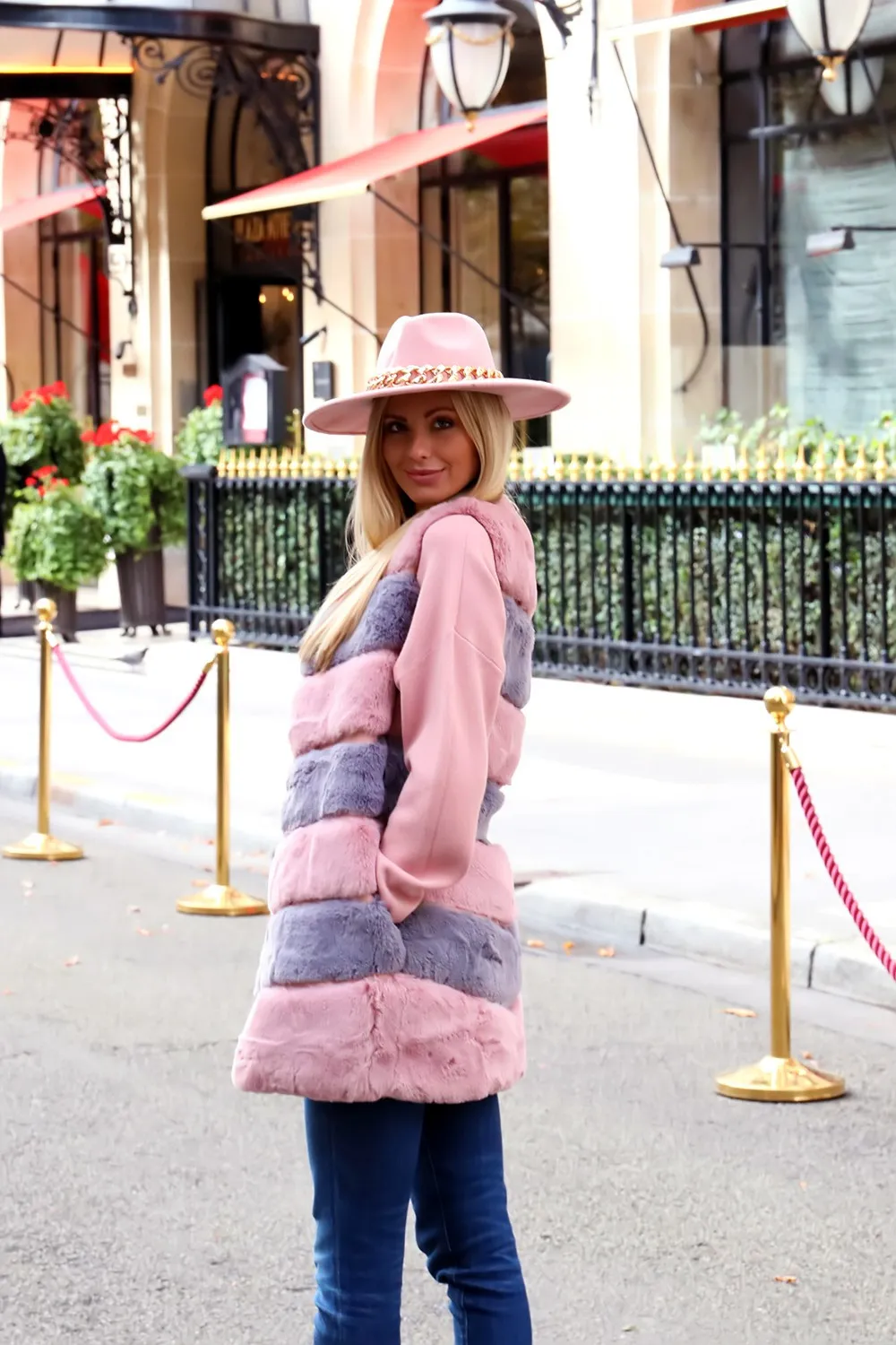 Chaqueta sin mangas gris y rosa