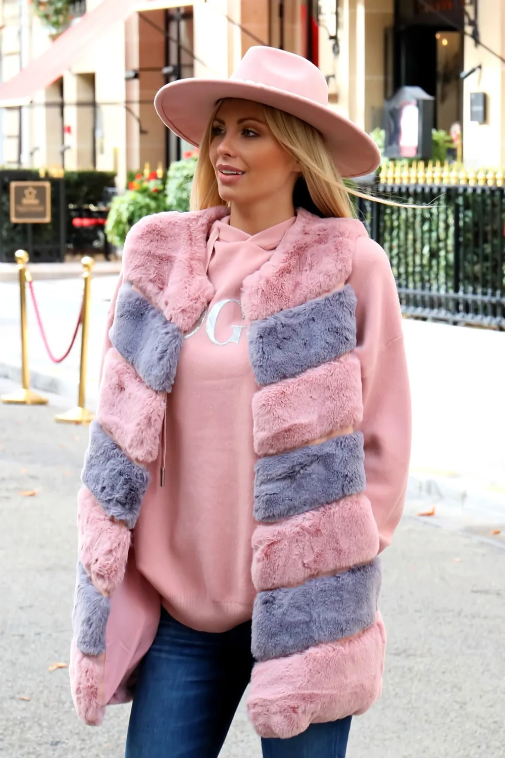 Chaqueta sin mangas gris y rosa