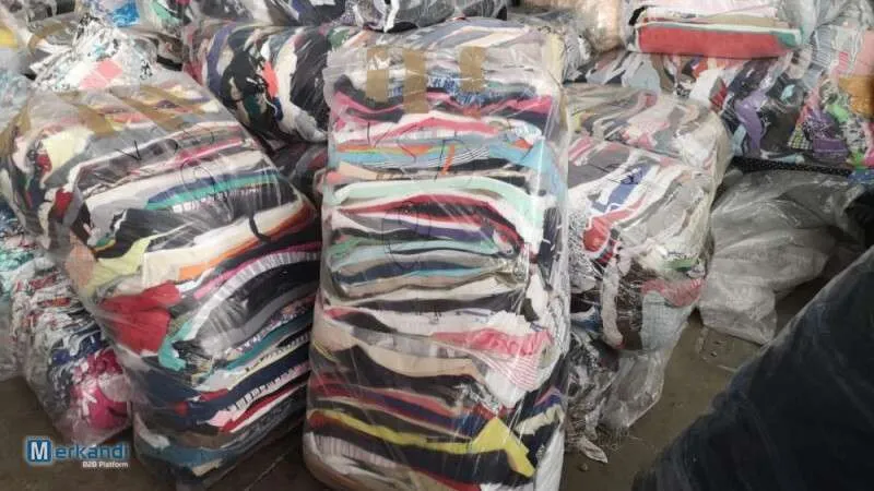 Contenedor Lleno de Ropa Usada 40