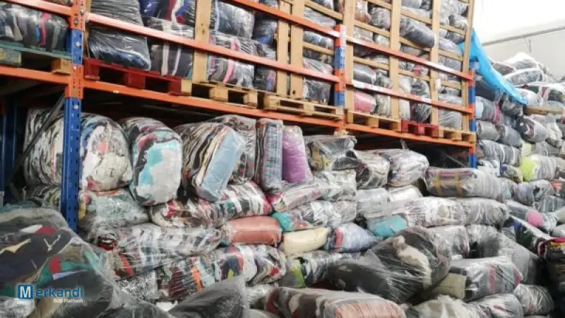 Contenedor Lleno de Ropa Usada 40
