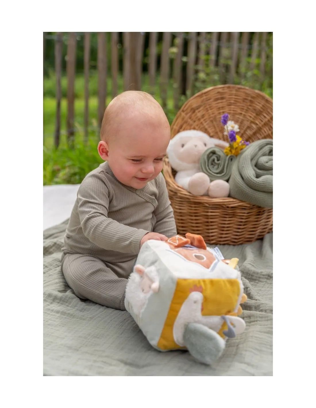 CUBO BLANDITO DE ACTIVIDADES PEQUEÑA GRANJA LITTLE DUTCH
