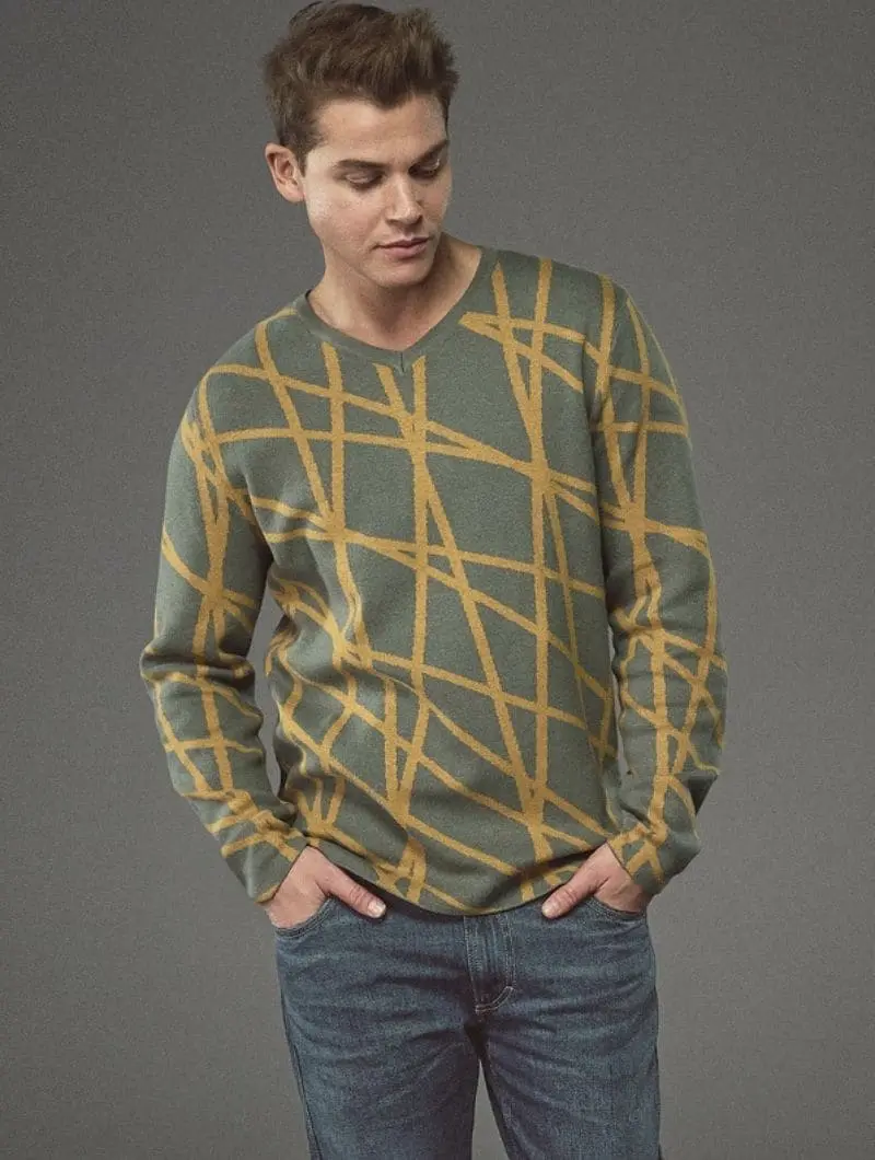 Jersey cuello pico hombre con diseño de rayas