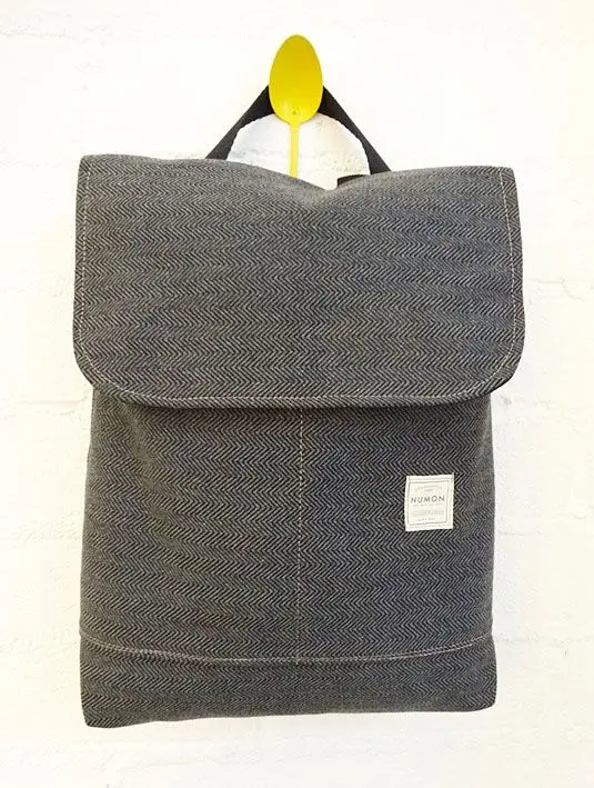 Mochila reciclada básica con solapa