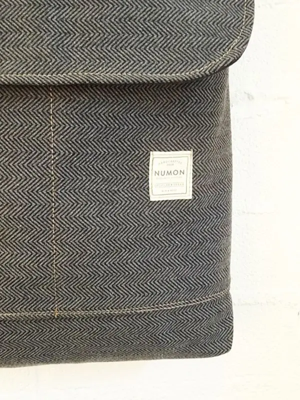 Mochila reciclada básica con solapa