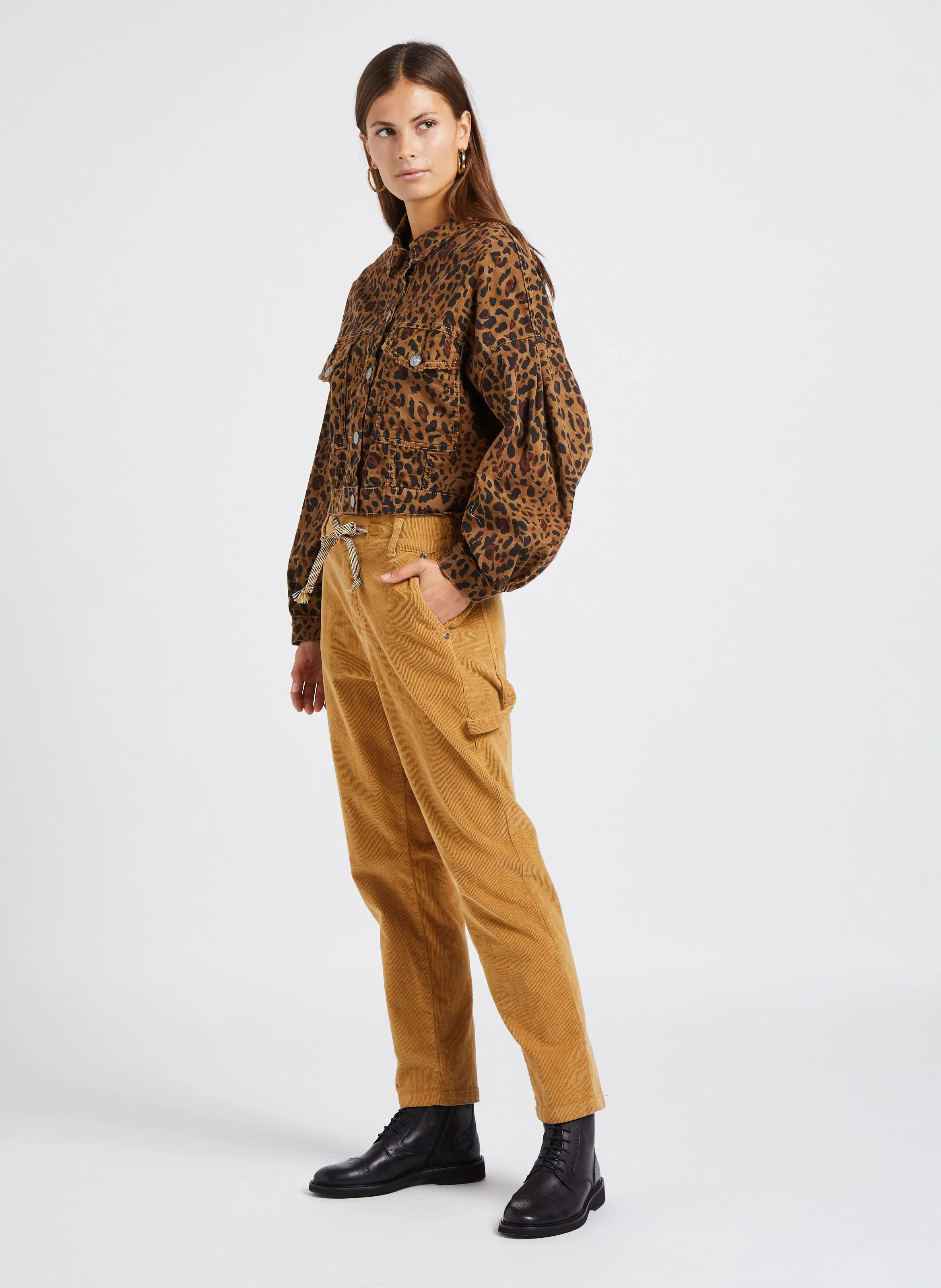 Pantalón estilo carpintero de terciopelo de algodón en marron
