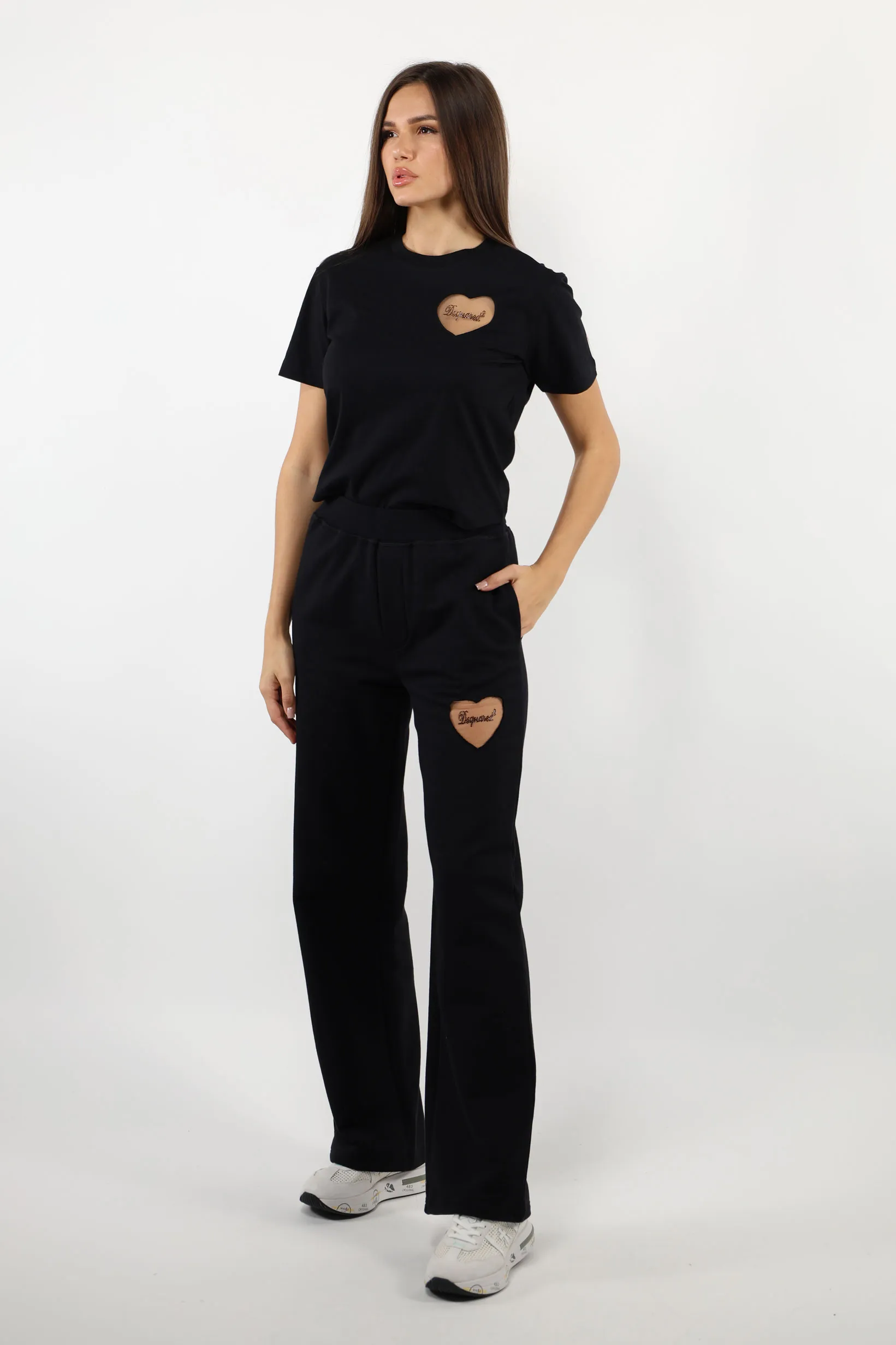 Pantalón negro con logo corazón transparente