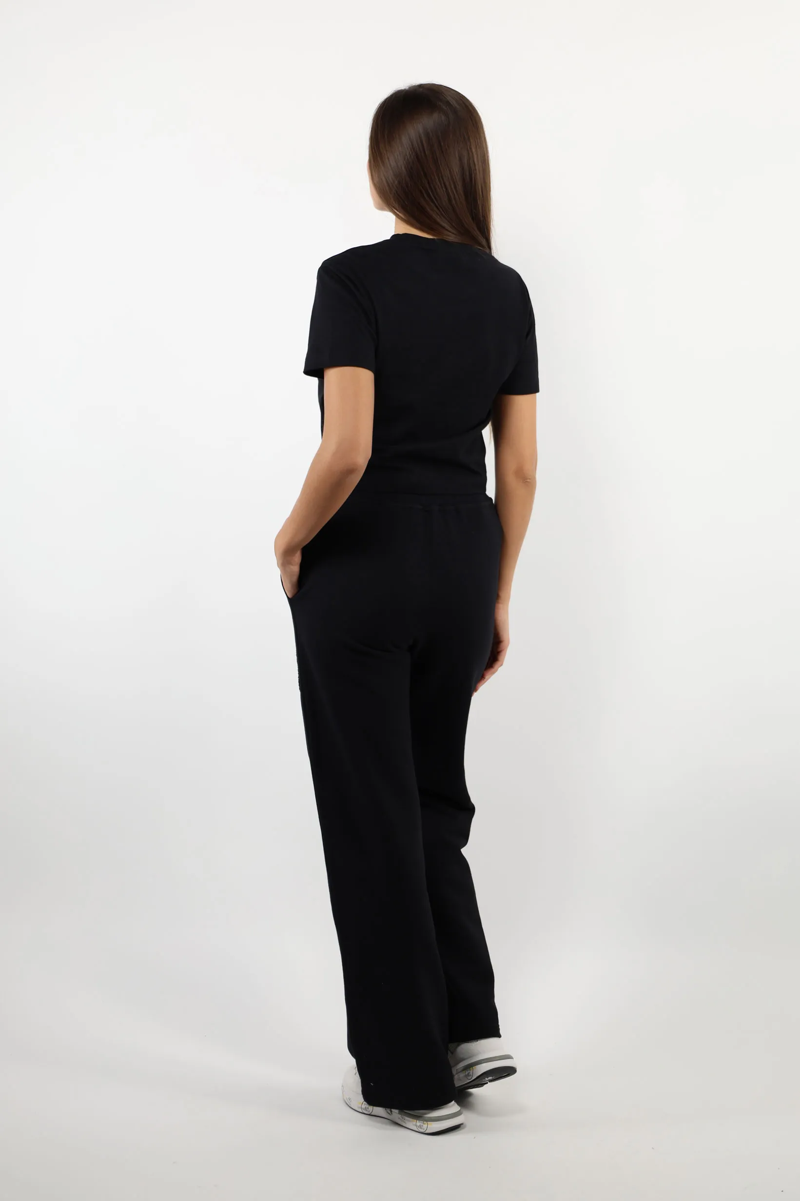 Pantalón negro con logo corazón transparente