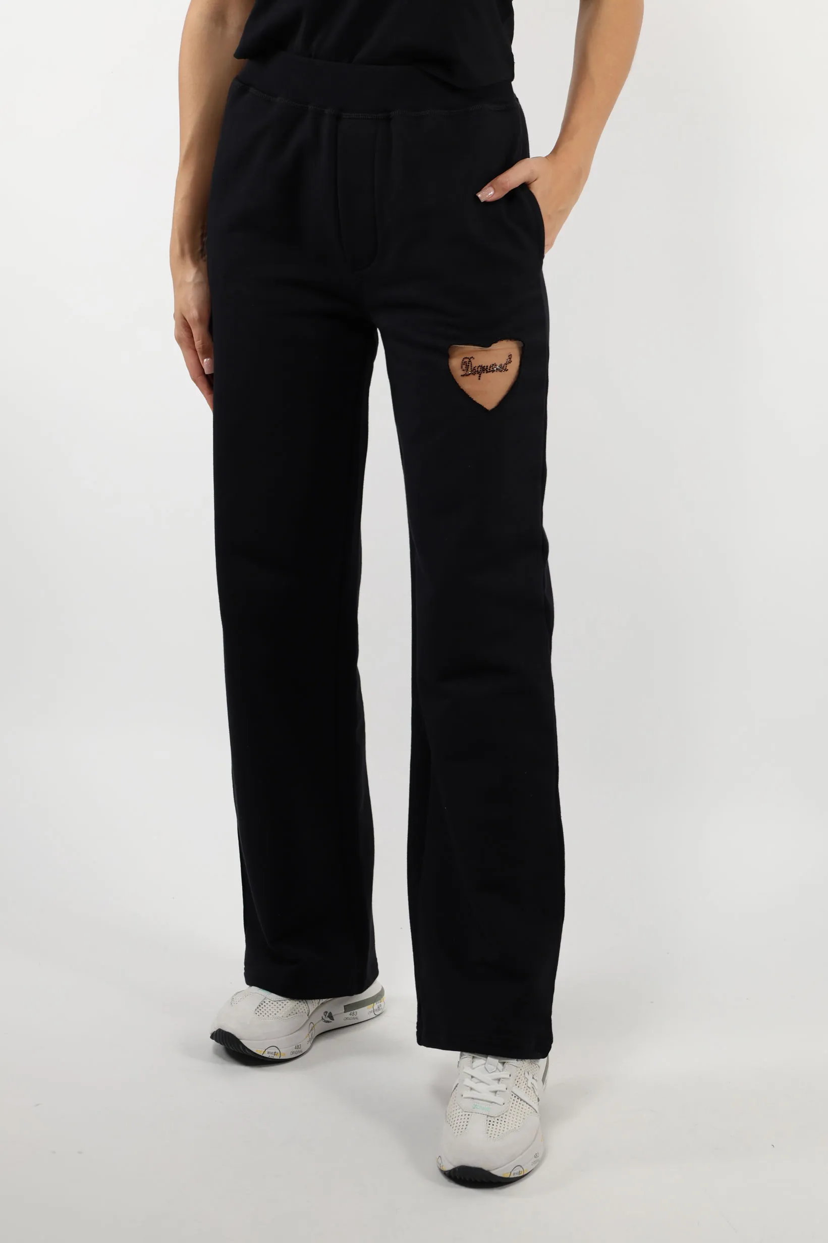 Pantalón negro con logo corazón transparente