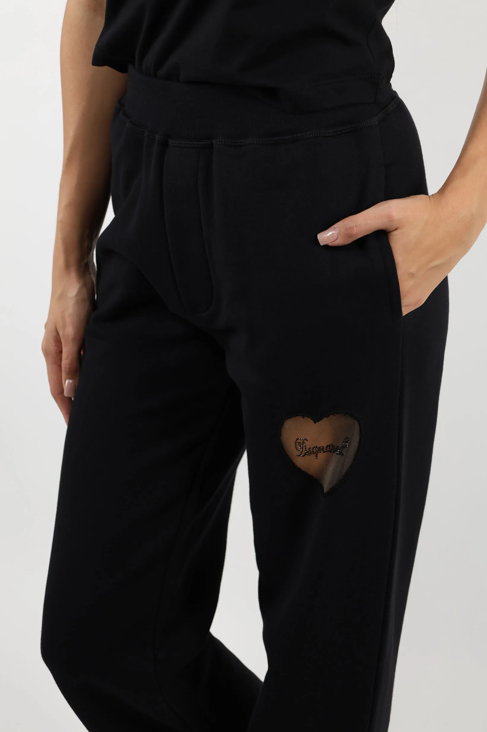 Pantalón negro con logo corazón transparente