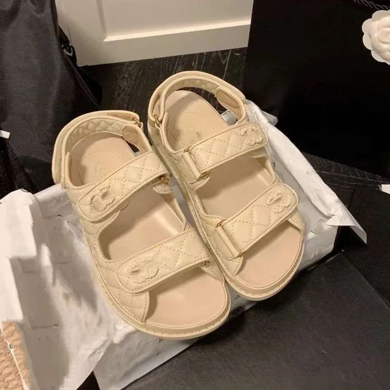 Sandalias de diseñador Mujeres Cristal de ternero Zapatos casuales de cuero Romano Tacón plano Wedge Diamond tejido ES Slippers 