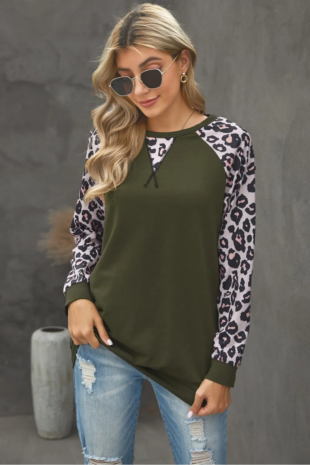 Suéter con manga de leopardo