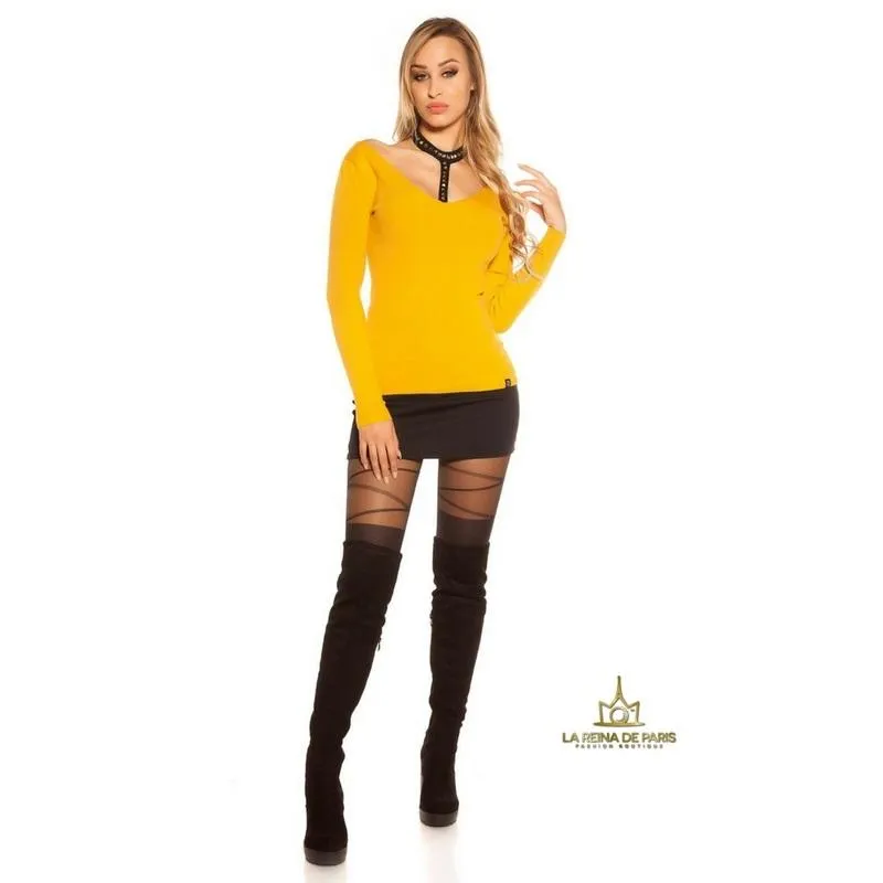 Suéter mostaza choker con remaches