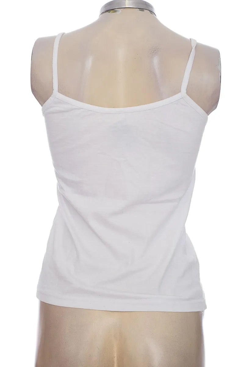 TOP / CAMISETA COLOR BLANCO  CLOSEANDO