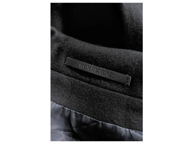 Won Hundred Abrigos, Ropa de calle Negro 