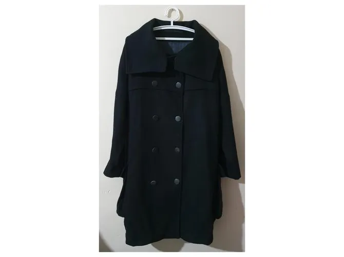 Won Hundred Abrigos, Ropa de calle Negro 
