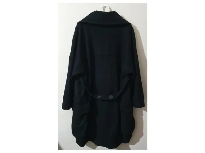 Won Hundred Abrigos, Ropa de calle Negro 